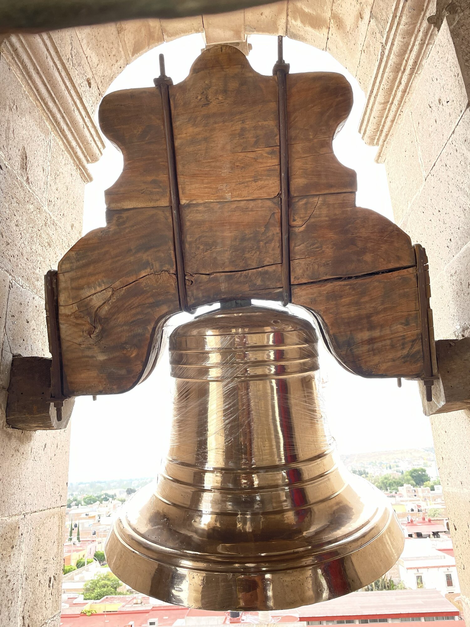 Campana de bronce instalada en un campanario — CampanArte